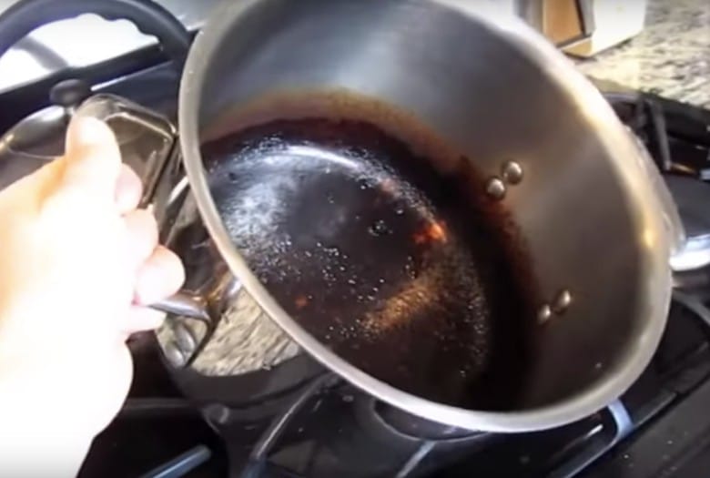 cleaning-burnt-pots-or-pans-is-super-easy-if-you-use-this-trick