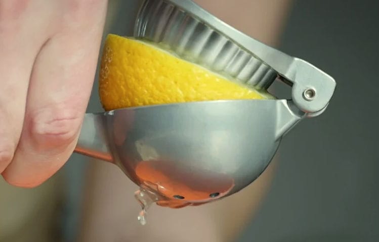 this-is-what-you-re-doing-wrong-when-you-re-squeezing-a-lemon