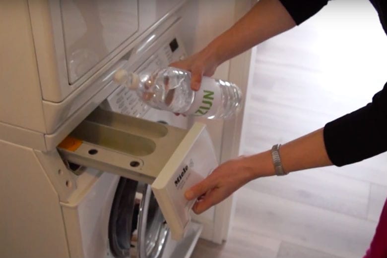 8 reasons why you should add white vinegar to your laundry